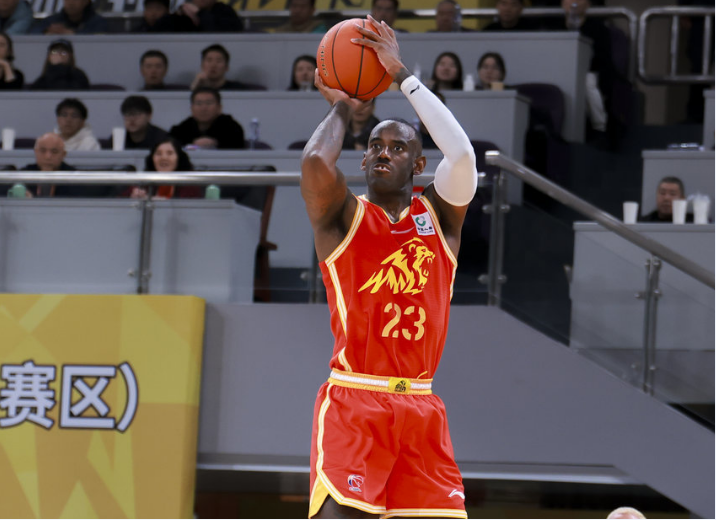 星空体育娱乐-塔克36+15+12大号三双！广厦险胜山东 高诗岩22+5胡金秋13分